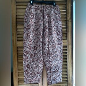 Stylish Red Leafy Patterned Women’s Pants